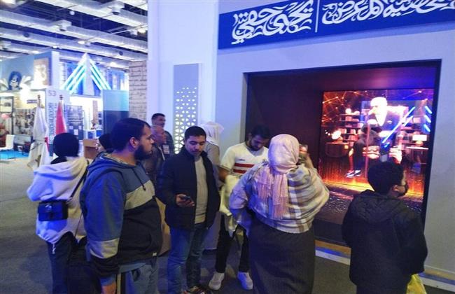 إقبال كبير من جمهور معرض القاهرة الدولي للكتاب على تقنية الهولوجرام