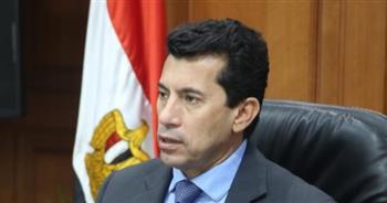 وزير الرياضة يتابع ترتيبات مباراة مصر والكاميرون مع البعثة المصرية 