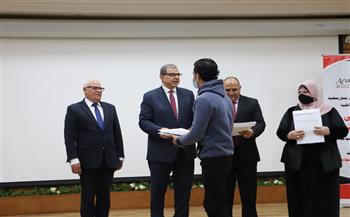   وزير القوى العاملة ومحافظ بورسعيد يسلمان 10 شهادات تخرج للمتدربين