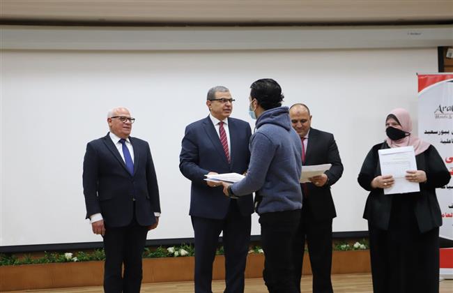 وزير القوى العاملة ومحافظ بورسعيد يسلمان 10 شهادات تخرج للمتدربين