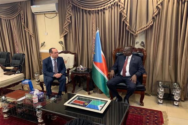 سفير مصر في جوبا يلتقي نائب رئيس جنوب السودان لقطاع البنية التحتية