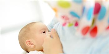   الرضاعة الطبيعية وبداية الفطام أولى مراحل تغذية الأطفال