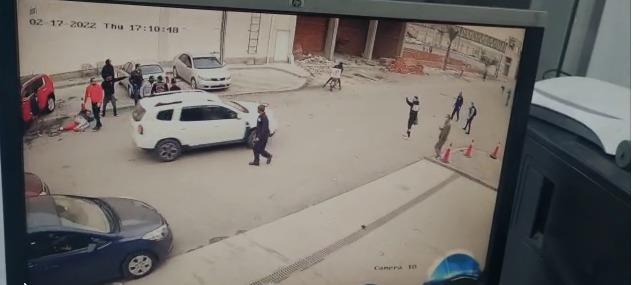 سيارة ملاكى ترجع للخلف بسرعة وتدهس مواطنا في النزهة ويهرب سائقها