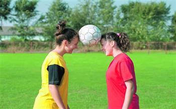   دراسة حديثة تشير إلى مخاطر ضرب كرة القدم بالرأس 