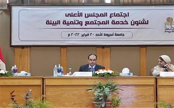 وزير التعليم العالي يستعرض تقريرًا حول اجتماع المجلس الأعلى لشئون خدمة المجتمع 