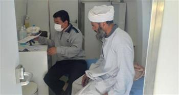 الكشف على 709 مريضا خلال قافلة طبية مجانية بنجع السباعي بقنا