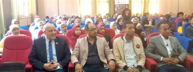 رئيس جامعة أسوان يشهد ختام  دورة المهارات الذاتية 