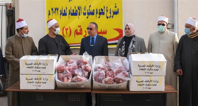 محافظ الإسكندرية يتابع توزيع  اللحوم بقرى أبيس وبشائر الخير 