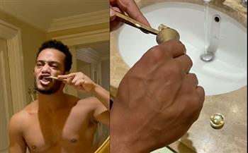   محمد رمضان يستخدم معجون أسنان من الذهب عيار 24