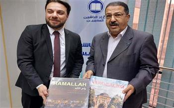 سعيد عبده وناجى الناجى يرتبان إجراءات الكتب المهداة للسفارة الفلسطينية