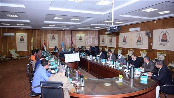 مجلس جامعة سوهاج يعتمد برنامج العلوم المالية والتجارية للدراسة بالتعليم المدمج