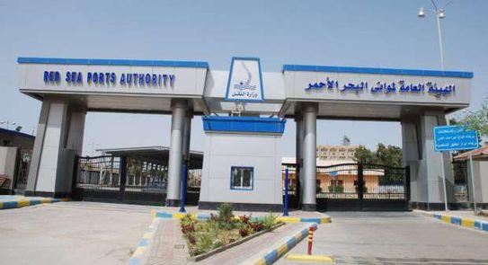 إعادة فتح ميناء السويس البحري واستئناف الحركة الملاحية بعد تحسن الأحوال الجوية