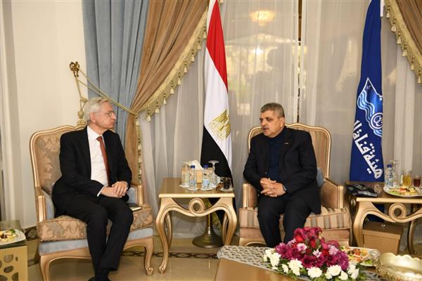رئيس قناة السويس يبحث مع السفير الفرنسي في القاهرة سبل التعاون المشترك