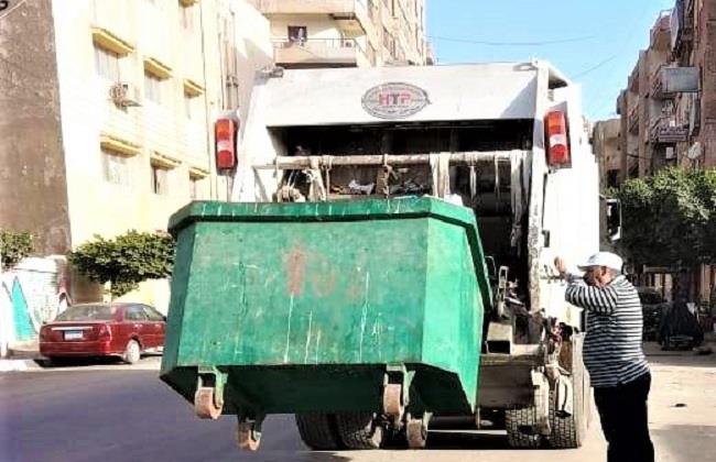 عمّال النظافة يواصلون جهود تجميل حي أول المحلة 