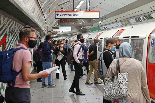 أوكرانية تضع طفلها بمحطة مترو أثناء القصف الروسى