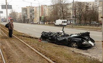   شاهد.. دبابة روسية من طراز «ستريلا 10» تدهس سيارة رجل أوكراني في العاصمة كييف