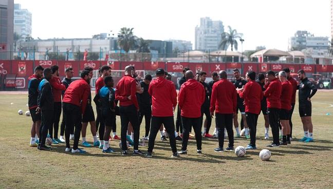 الأهلي يكتفي بمران استشفائي.. وموسيماني يجتمع باللاعبين
