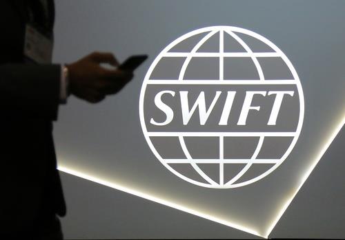 خبير يوضح المخاطر الكبرى الناتجة عن حرمان روسيا من «سويفت» 