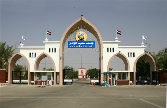 550 ألف جنيه مساعدات من بنك فيصل للطلاب بجامعة جنوب الوادى