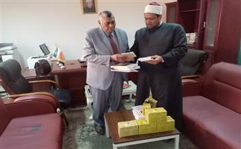 إهداء مطبوعات وزير الأوقاف لكلية دار العلوم جامعة أسوان 