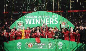 لويس دياز يحتفل بكأس الرابطة مع محمد صلاح 