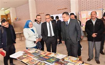 نائب رئيس جامعة أسيوط يفتتح المعرض الفني والثقافي لطلاب كلية الطب