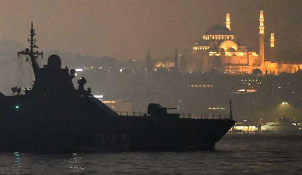 تركيا تعلن منع جميع السفن الحربية من عبور مضيقي البوسفور والدردنيل