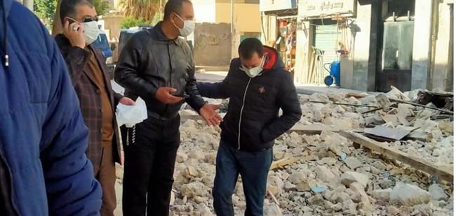 أول صور من انهيار عقار بحي الجمرك بالإسكندرية