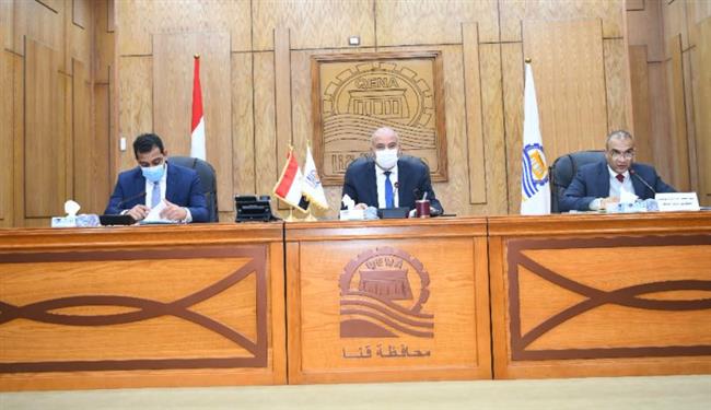محافظ قنا: 833 األف مواطن تلقوا تطعيم كورونا 