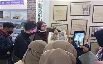طلبة من إندونيسيا يتفقدون معرض دار الكتب والوثائق بمعرض الكتاب
