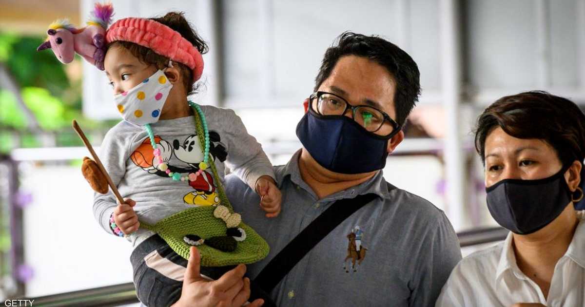 اليابان تخطط للتوصية بارتداء الأطفال الكمامات في دور الحضانة