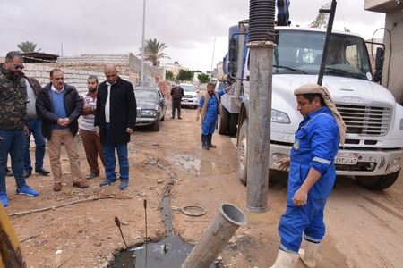 سحب وإزالة تراكمات المياه الناتجة عن انسداد بيارة بالكيلو ٢ بمطروح