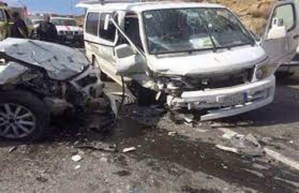 إصابة 11 شخص في حادث تصادم بالطريق الصحراوى