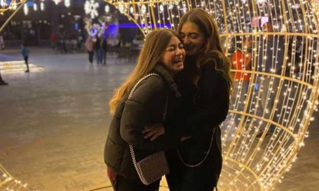 بنات أحمد زاهر فى فسحة عائلية