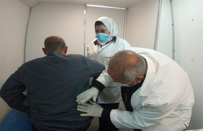 الكشف على ١٧٥٨ مواطنًا خلال قافلة طبية مجانية بالبحيرة