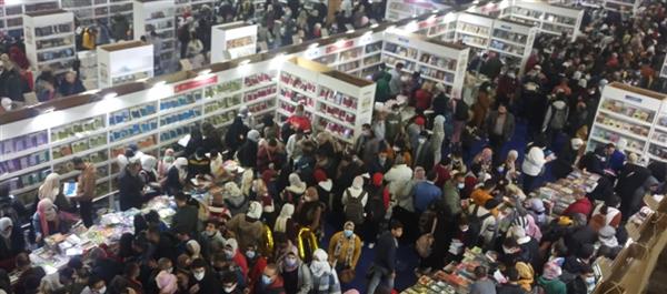 معرض القاهرة الدولي للكتاب 53 يستقبل في يومه العاشر 326 ألف زائر