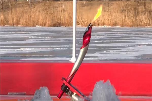 روبوتات تحمل شعلة دورة الألعاب الأولمبية الشتوية تحت الماء