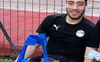   أكرم توفيق يؤازر لاعبى منتخب مصر قبل مباراة السنغال 