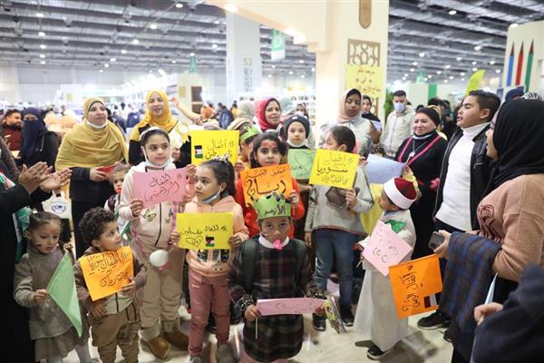 في لفتة إنسانية.. جناح الأزهر يتضامن مع أطفال العالم