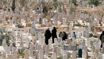   ما حكم العزاء للنساء وحضور الجنازة باللون الأبيض؟