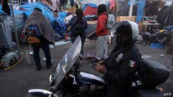   المكسيك تفكك مخيمًا للاجئين قرب الحدود الأمريكية