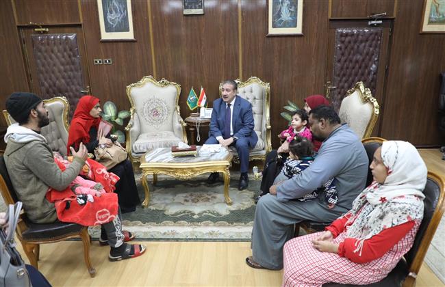 محافظ المنوفية يلتقي أسرتين ويوجه بصرف مساعدات مالية لأطفالهم