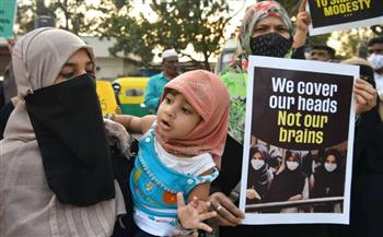   مظاهرات جنوبى الهند احتجاجًا على منع التلميذات من ارتداء الحجاب