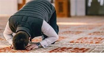 ما حكم وجود حائل على الجبهة عند السجود؟