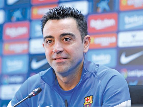 مدرب برشلونة يبحث عن لاعبين لتحسين دفاعه
