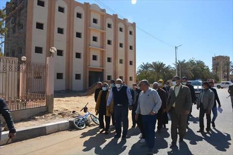 محافظ الوادي الجديد يتفقد الوحدات السكنية التابعة للمحافظة والمبنى الإداري الجديد