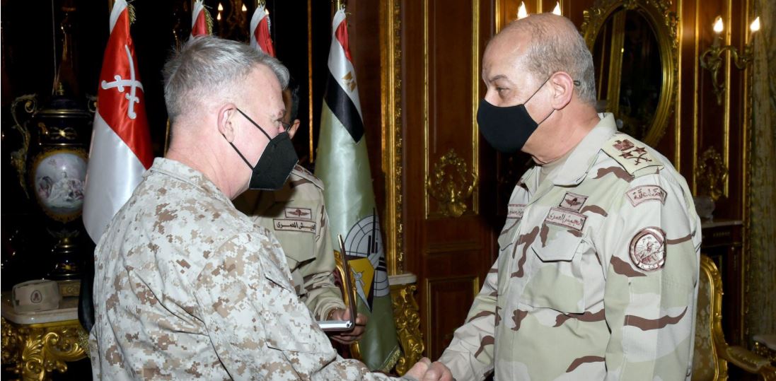 وزير الدفاع يلتقي قائد القيادة المركزية الأمريكية.. فيديو
