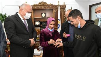 محافظ قنا يشهد خطوبة فتاة يتيمة في مكتبه