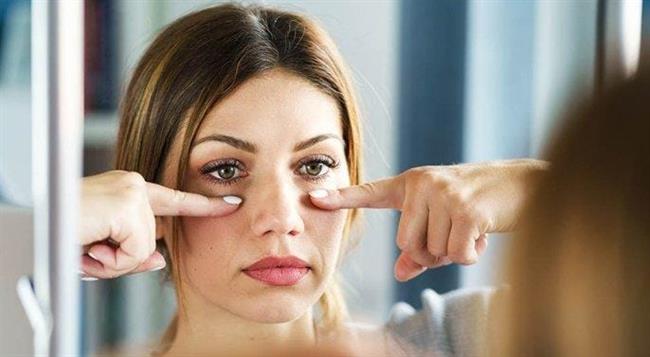 طرق سريعة وسهلة للتخلص من انتفاخ تحت العين