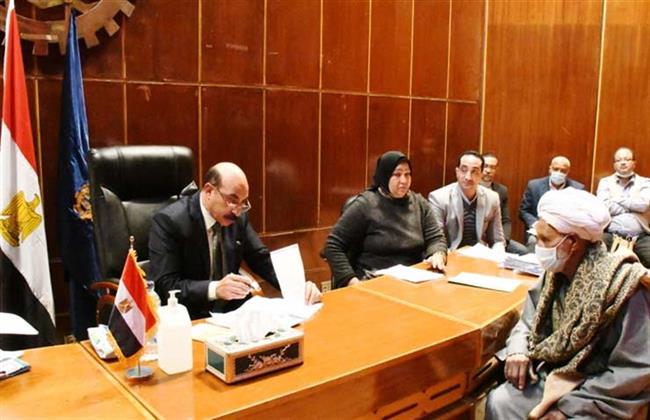 محافظ أسوان يستمع لمطالب 35 مواطنا من متضرري السيول